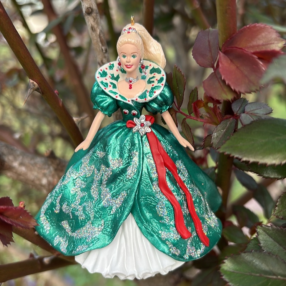 HALLMARK KEEPSAKE ORNAMENT HOLIDAY BARBIE COLLECTORS SERIES 1995